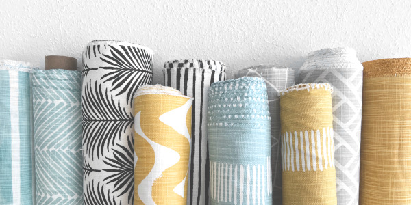 „Auswahl an Designer-Stoffrollen aus den USA mit brillanter Farbtiefe für die Kissenanfertigung.“