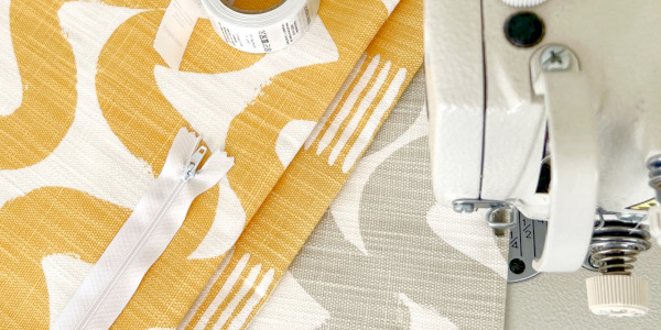 „Handgefertigte Kissenunikate entstehen an der Nähmaschine in unserer Werkstatt.“