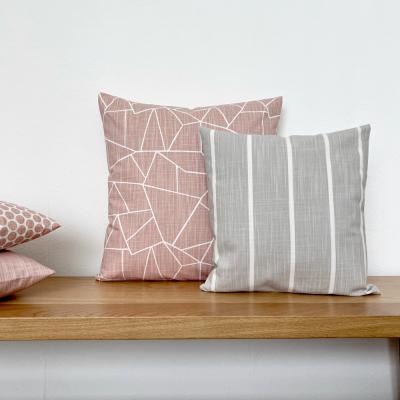 Preview: Kissenbezüge in altrosa Blush und grau gestreift grafisch gemustert Wohnzimmer Terrasse