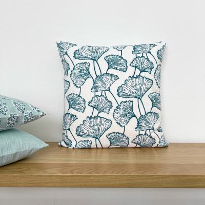 Kissenbezug Dekokissenhülle Sofakissen Dora in weiß blau gemustert mit Ginkgo Blätter maritim Landhaus