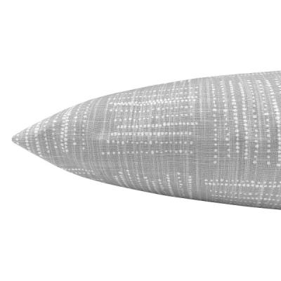 Preview: Kissenhülle Brave in hellgrau weiß mit grafischem Print