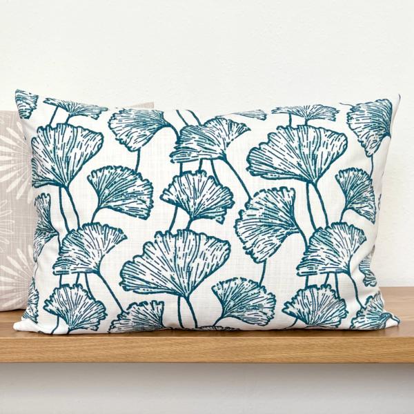 Kissenbezug Dekokissenhülle Sofakissen Dora in weiß blau gemustert mit Ginkgo Blätter maritim Landhaus