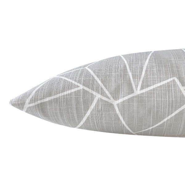 Kissenhülle Cutglass in hellgrau weiß mit grafischem Print