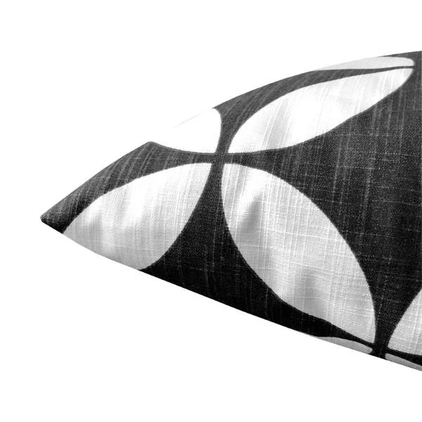 Sofakissen Radia in schwarz-weiß grafisch gemustert